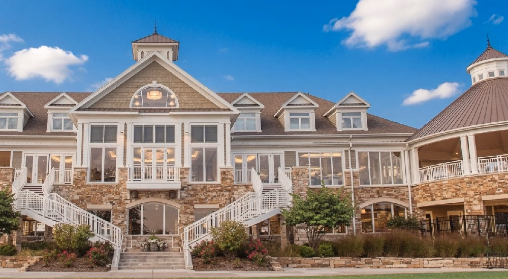 Glen Oaks Country Club in West Des Moines, IA - view of Clubhouse